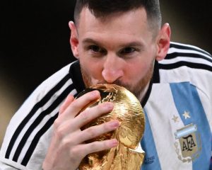 Der argentinische Kapitän und Stürmer Nr. 10 Lionel Messi küsst die FIFA WM-Trophäe während der Siegerehrung nach dem Sieg Argentiniens im Endspiel der Fußball-Weltmeisterschaft Katar 2022 zwischen Argentinien und Frankreich im Lusail-Stadion in Lusail, nördlich von Doha, am 18. Dezember 2022. (Foto von Kirill KUDRYAVTSEV / AFP)