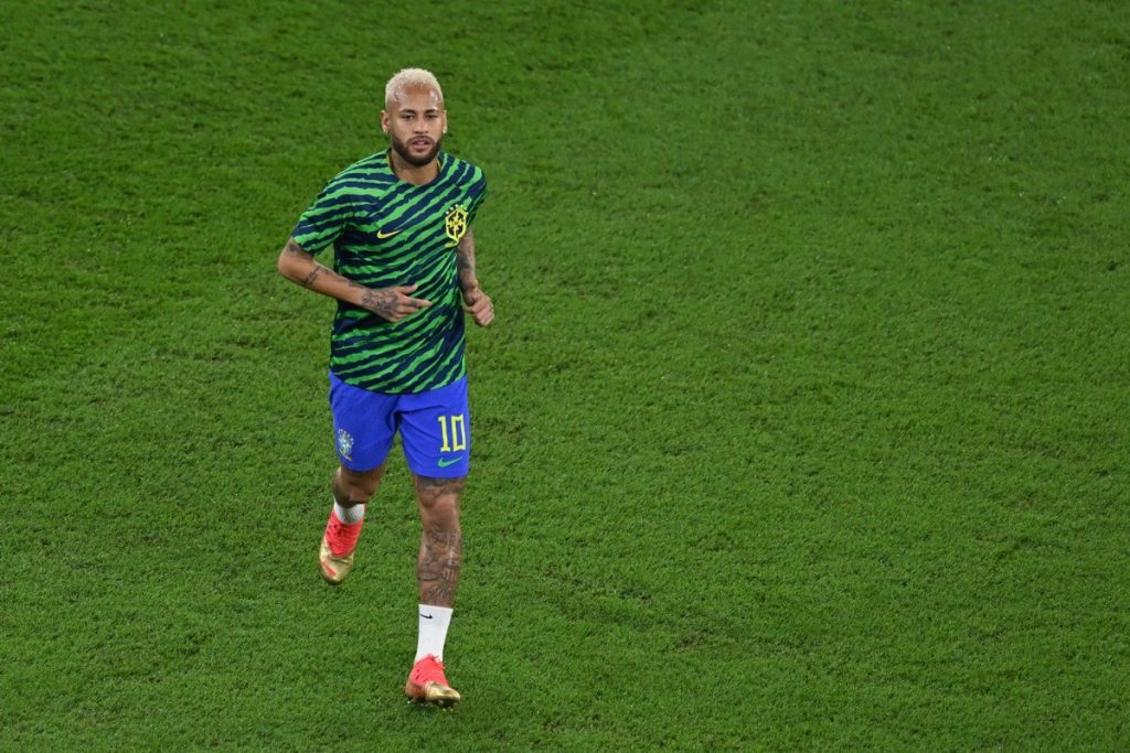 Brasiliens Superstar Nummer 10 Neymar vor dem Fußballspiel der Gruppe G der Fußballweltmeisterschaft Katar 2022 zwischen Brasilien und Serbien im Lusail-Stadion am 24. November 2022 auf. (Foto: Giuseppe CACACE / AFP)