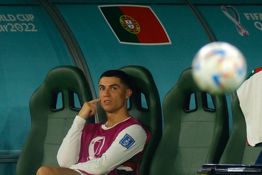 Portugals Stürmer #07 Cristiano Ronaldo rnur auf der Bank gegen die Schweiz am 6.12. (Foto: Odd ANDERSEN / AFP)