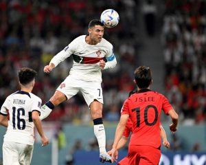 Portugals Stürmer (Nr. 07) Cristiano Ronaldo köpft den Ball während des Fußballspiels der Gruppe H der Fußballweltmeisterschaft Katar 2022 zwischen Südkorea und Portugal im Education City Stadium in Al-Rayyan, westlich von Doha, am 2. Dezember 2022. (Foto: PATRICIA DE MELO MOREIRA / AFP)