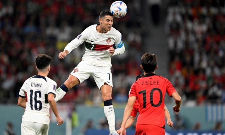 Portugals Stürmer (Nr. 07) Cristiano Ronaldo köpft den Ball während des Fußballspiels der Gruppe H der Fußballweltmeisterschaft Katar 2022 zwischen Südkorea und Portugal im Education City Stadium in Al-Rayyan, westlich von Doha, am 2. Dezember 2022. (Foto: PATRICIA DE MELO MOREIRA / AFP)