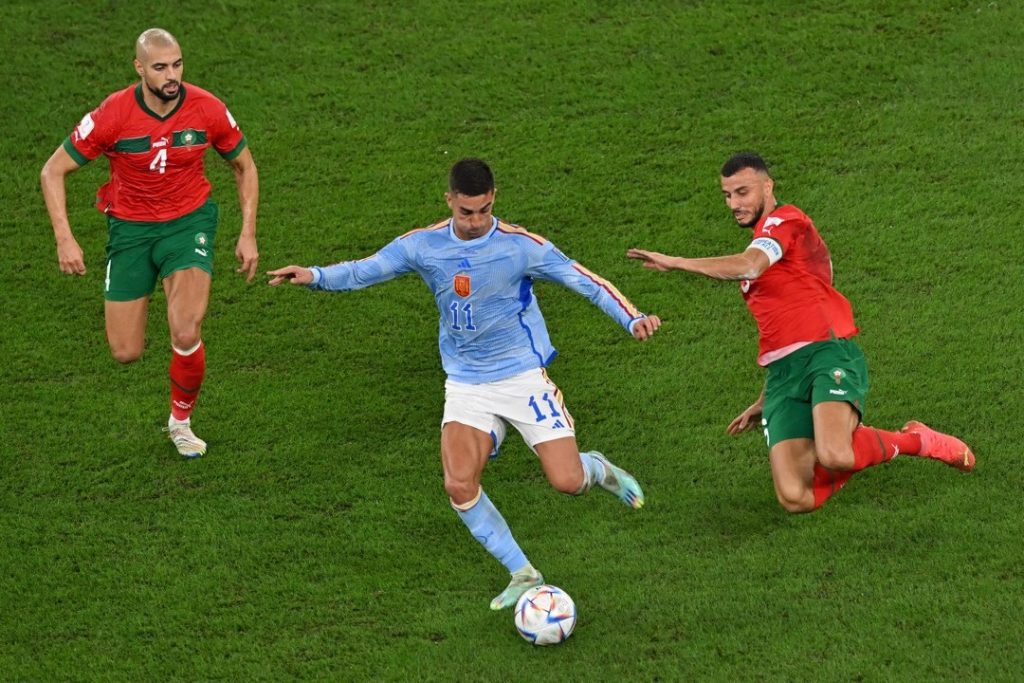 Der spanische Stürmer #11 Ferran Torres (C) schießt den Ball während des Achtelfinalspiels der Fußballweltmeisterschaft Katar 2022 zwischen Marokko und Spanien im Education City Stadium in Al-Rayyan, westlich von Doha, am 6. Dezember 2022. (Foto: Glyn KIRK / AFP)