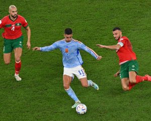 Der spanische Stürmer #11 Ferran Torres (C) schießt den Ball während des Achtelfinalspiels der Fußballweltmeisterschaft Katar 2022 zwischen Marokko und Spanien im Education City Stadium in Al-Rayyan, westlich von Doha, am 6. Dezember 2022. (Foto: Glyn KIRK / AFP)