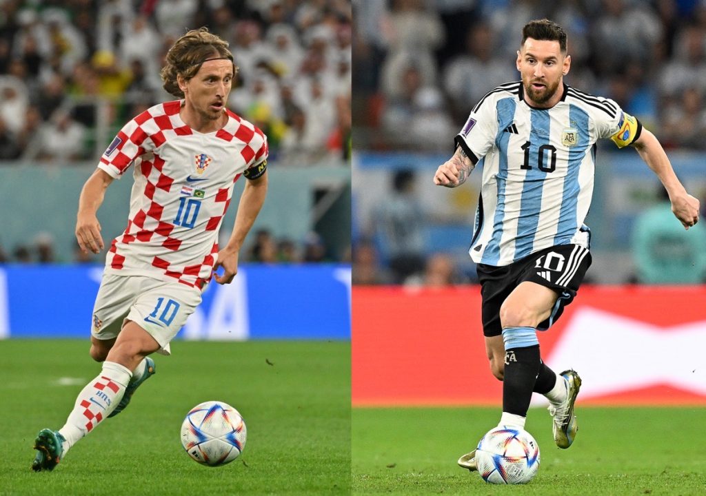 Kroatiens Mittelfeldspieler Luka Modric (L) gegen Argentiniens Stürmer Lionel Messi im Halbfinale der Fußballweltmeisterschaft Katar 2022(Foto von Nelson ALMEIDA und Alfredo ESTRELLA / AFP)