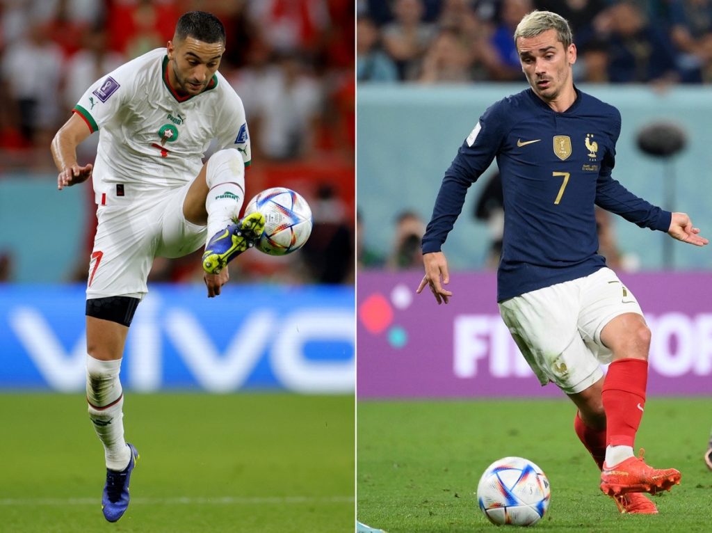 Marokkos Mittelfeldspieler #07 Hakim Ziyech (L) gegen Frankreichs Stürmer #07 Antoine Griezmann - Frankreich spielt am 14. Dezember 2022 in Doha gegen Marokko im Halbfinale der Fußballweltmeisterschaft in Katar 2022. (Foto von Franck FIFE und Odd ANDERSEN / AFP)