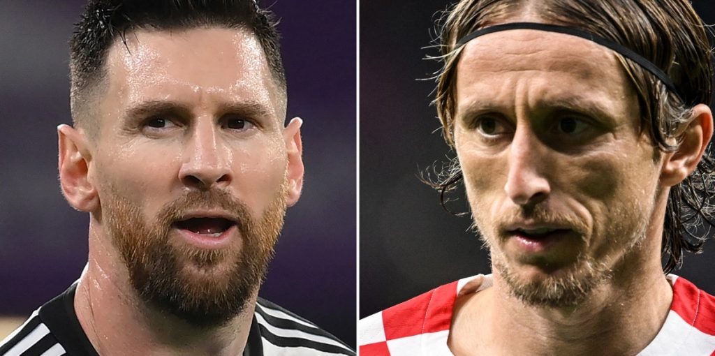 Kroatiens Mittelfeldspieler Luka Modric (L) gegen Argentiniens Stürmer Lionel Messi im Halbfinale der Fußballweltmeisterschaft Katar 2022 (Photo by Franck FIFE and Ozan KOSE / AFP)