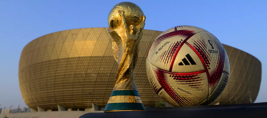 Al Hilm ist offizieller Spielball von Halbfinale und Finale - Für die letzten vier Partien bei der WM dient der neue adidas Spielball Al Hilm, der mit seinen Echtzeitdaten zu optimierten Schiedsrichter-Entscheidungen beiträgt. Als Inspiration für die Farbgestaltung des Balls – eine texturierte goldene Basis mit dezenten Dreiecksmustern – dienten die funkelnden Wüsten in der Region um Doha, der FIFA WM-Pokal und das Muster der Flagge Katars.
