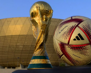 Al Hilm ist offizieller Spielball von Halbfinale und Finale - Für die letzten vier Partien bei der WM dient der neue adidas Spielball Al Hilm, der mit seinen Echtzeitdaten zu optimierten Schiedsrichter-Entscheidungen beiträgt. Als Inspiration für die Farbgestaltung des Balls – eine texturierte goldene Basis mit dezenten Dreiecksmustern – dienten die funkelnden Wüsten in der Region um Doha, der FIFA WM-Pokal und das Muster der Flagge Katars.