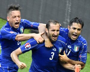 Giorgio Chiellini bejubelt sein Tor zum 1:0 gegen Spanien mit Emanuele Giaccherini (L) und Citadin Martins Eder / AFP PHOTO / PHILIPPE LOPEZ