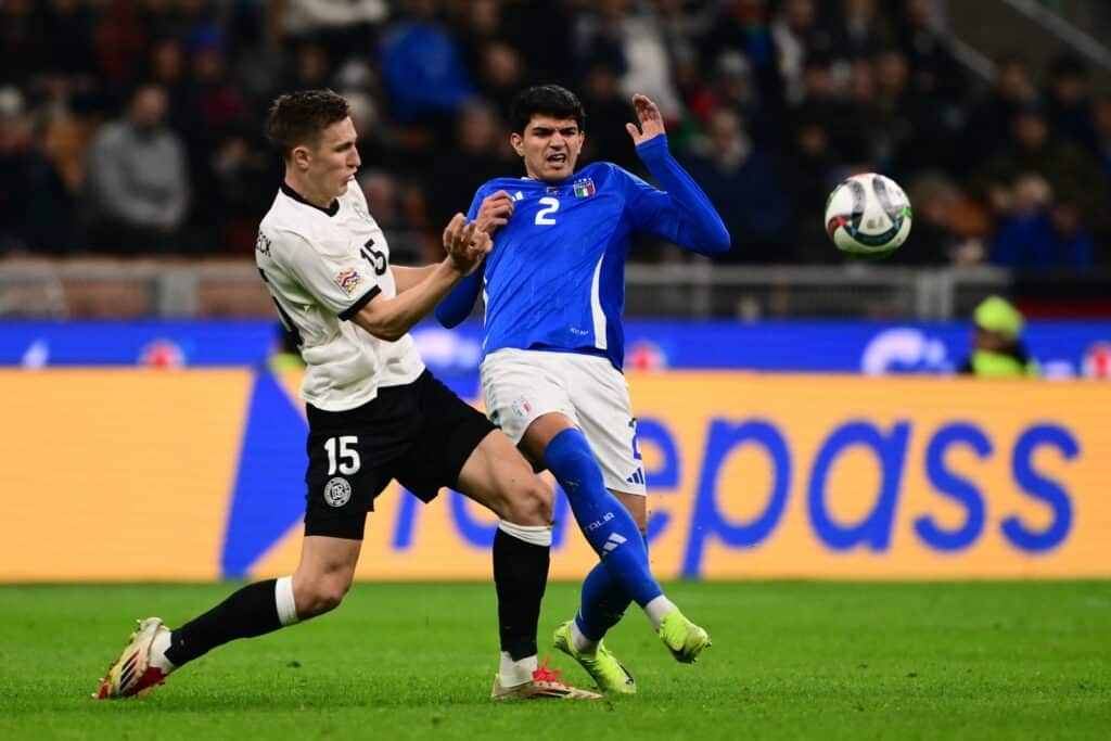 Nico Schlotterbeck im neuen DFB Trikot 2025 gegen Italien beim 2:1 Sieg am 20.März 2025(Photo by Marco BERTORELLO / AFP)