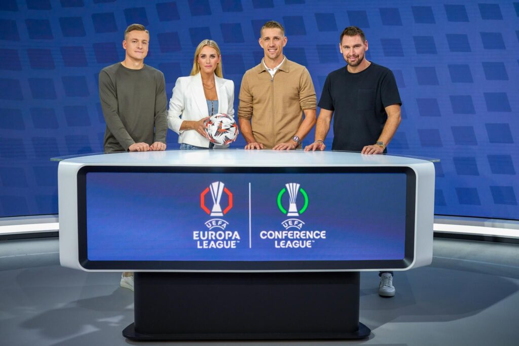 Die Experten Felix Kroos, Nils Petersen, Patrick Helmes und die Moderatorin Anna Kraft. Copyright RTL+ - Fußball heute RTL live - Wer spielt heute in der Europa League?