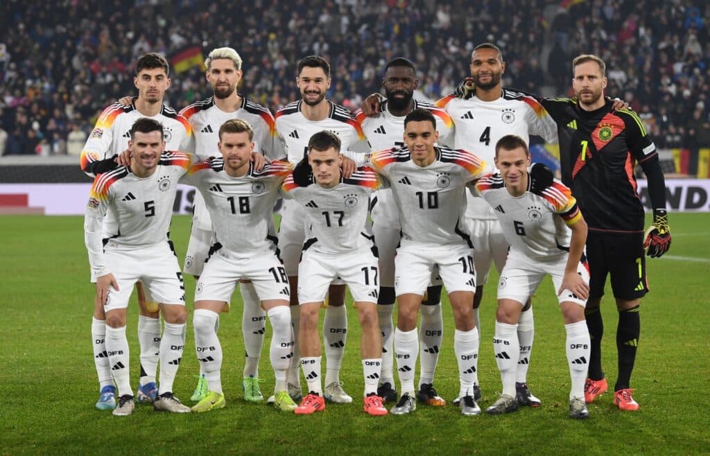 Die deutsche Mannschaft posiert vor dem UEFA Nations League-Fußballspiel zwischen Deutschland und Bosnien und Herzegowina am 16. November 2024 in Freiburg. (Foto: Thomas KIENZLE / AFP)