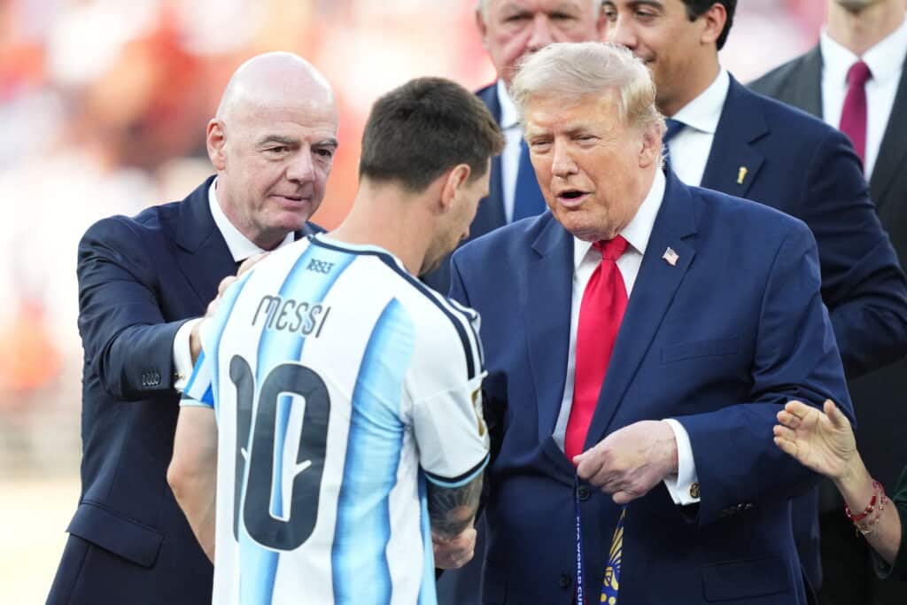 NEW JERSEY, USA – 19. JULI: Der Argentinier Lionel Messi nimmt seine Silbermedaille von US-Präsident Donald Trump entgegen, nachdem er am 19. Juli 2026 in New Jersey, USA, das Finale der FIFA-Weltmeisterschaft 2026 zwischen Spanien und Argentinien verloren hat. Evrim Aydin / Anadolu (Foto: Evrim Aydin / Anadolu via AFP)